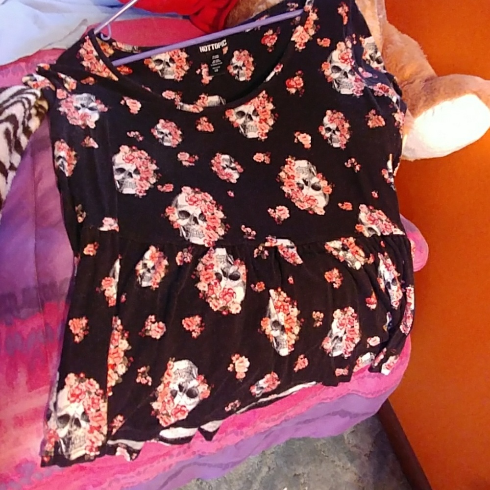 Large Hot Topic Peplum Style Shirt